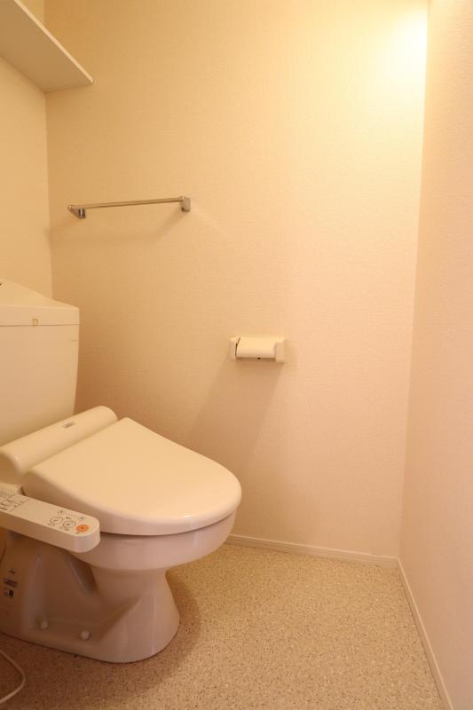 トイレ　温水洗浄便座付トイレ　上部に棚あり