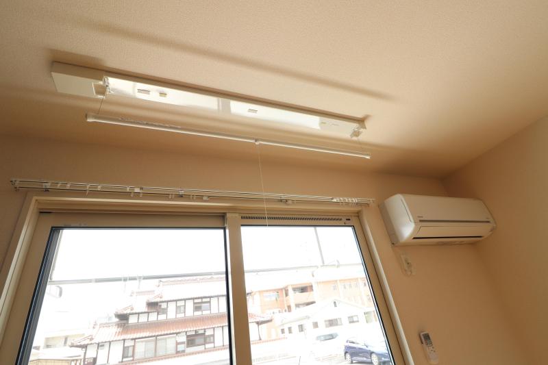 その他設備　洋室のエアコンと室内物干し