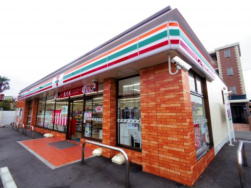 コンビニ　セブンイレブン 焼津3丁目店（コンビニ）まで112m