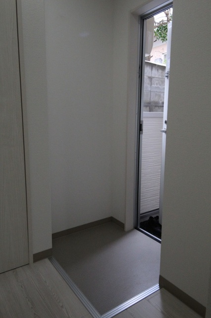 玄関　同物件、別号室のものです。