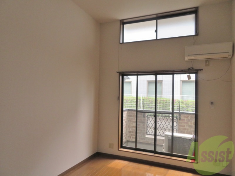 居室・リビング　陽が良く入ってくるのが分かります。暖かくて気持ちいいですね