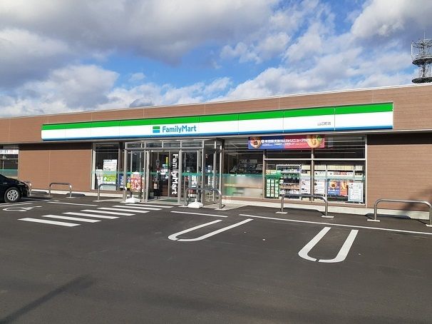 コンビニ　ファミリーマート（コンビニ）まで1500m