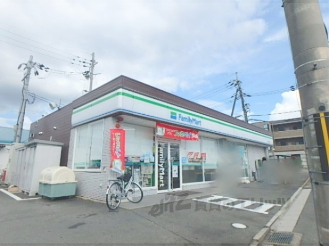 コンビニ　ファミリーマート宇治紫ヶ丘店（コンビニ）まで450m
