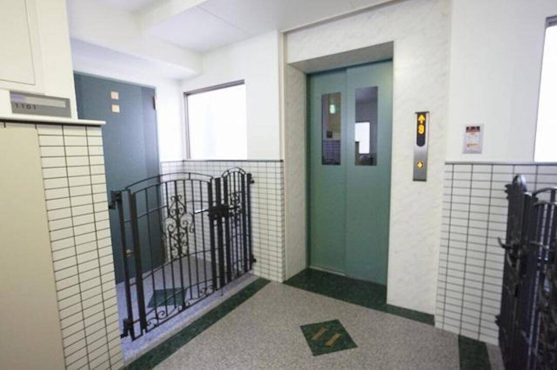 エントランス　エレベーター