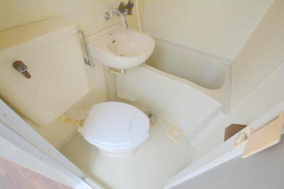 バス・シャワールーム　お風呂・トイレが一緒だとお部屋が広く使えますね。