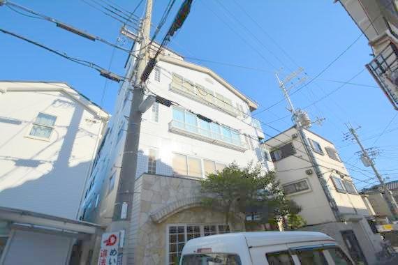 建物外観　閑静な住宅地にある、落ちついた色合いのキレイな建物です。