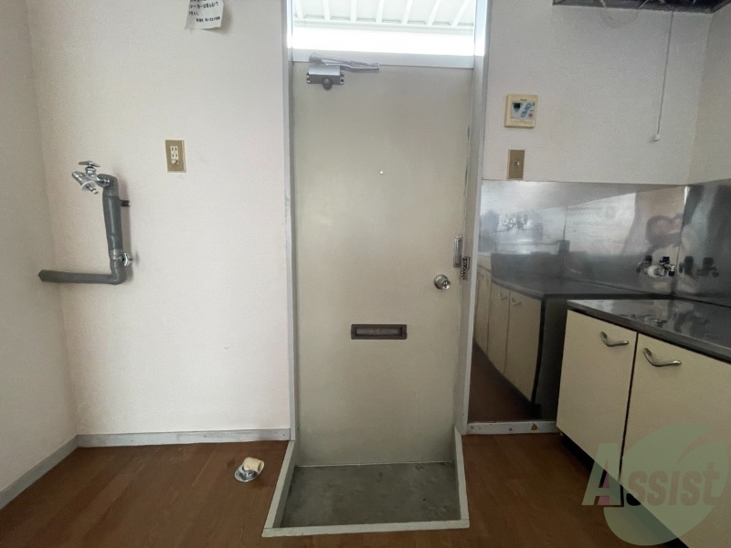 玄関　玄関になります。比較的広い作りになっております。