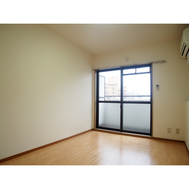 居室・リビング　大きな窓から明るい採光！