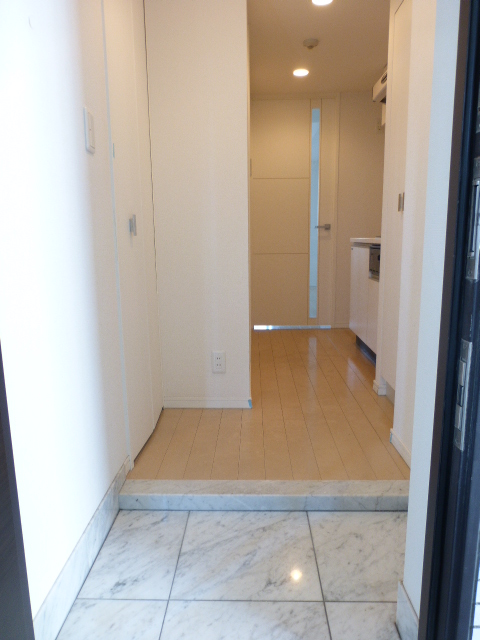 玄関　写真は同タイプ住居です。