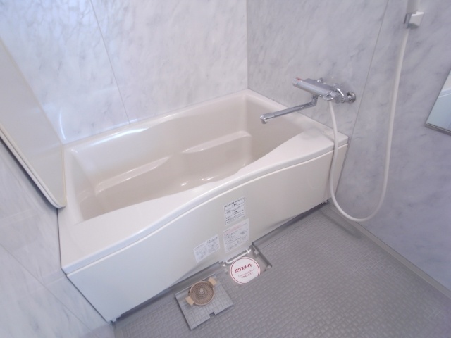 バス・シャワールーム　足のびのびバスルーム！