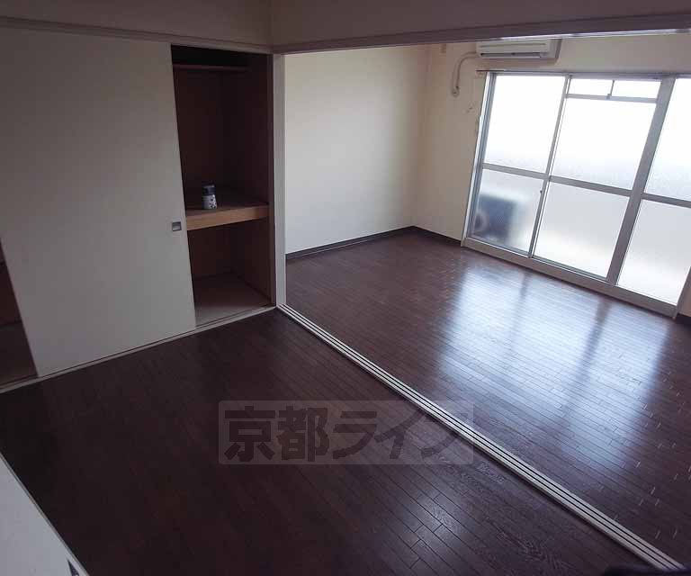 居室・リビング　広々洋室です。ドドーン