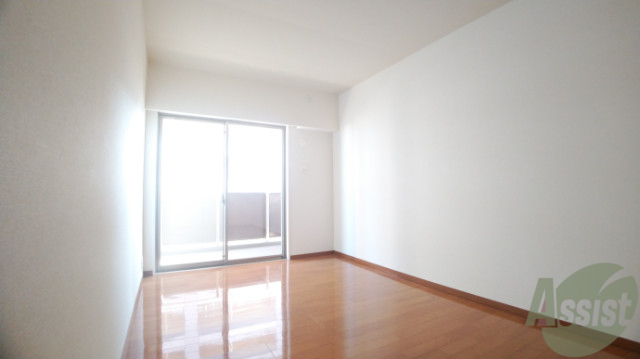 キッチン　８帖の洋室は寝室としてお使いいただけます。