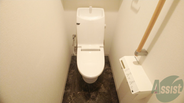 トイレ　温水洗浄機能付きのトイレです。きれいで落ち着ける空間。