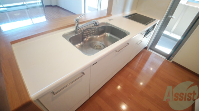 その他部屋・スペース　３口のコンロにグリルもついてきれいで使いやすいキッチンです