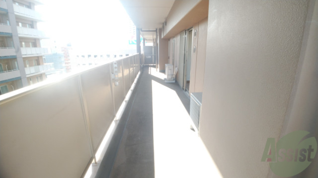 バルコニー　リビングからつながるバルコニーは陽の光がよく当たる快適空間