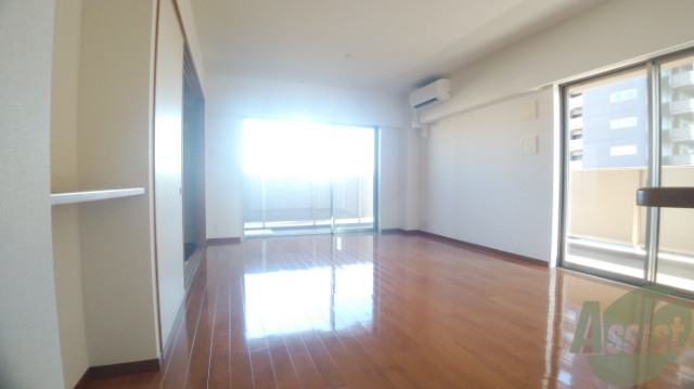 居室・リビング　１６帖のリビングです、大きな窓も２つあり陽の光も沢山入ります