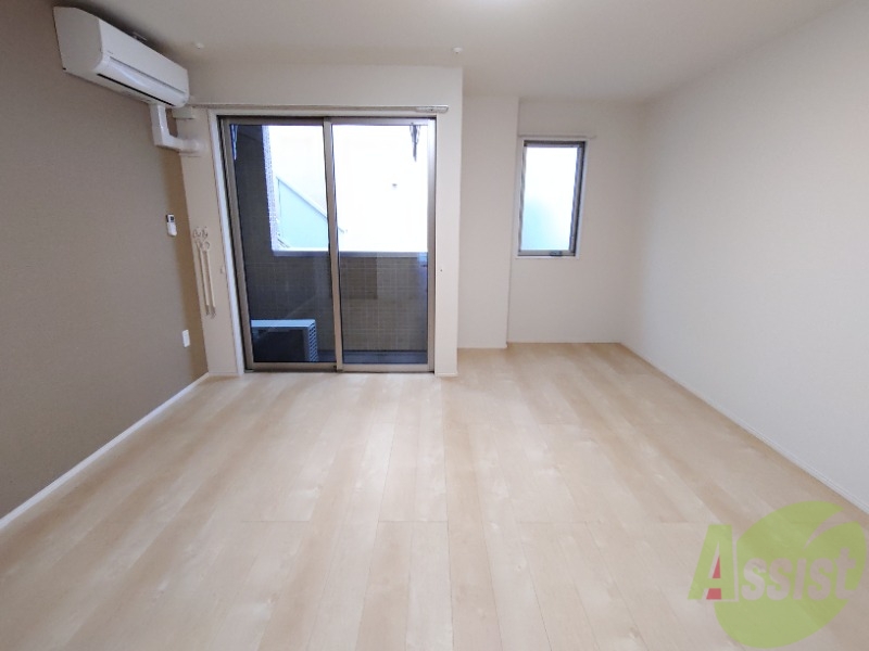 居室・リビング　広くきれいなリビングは明るい光も良く差します。