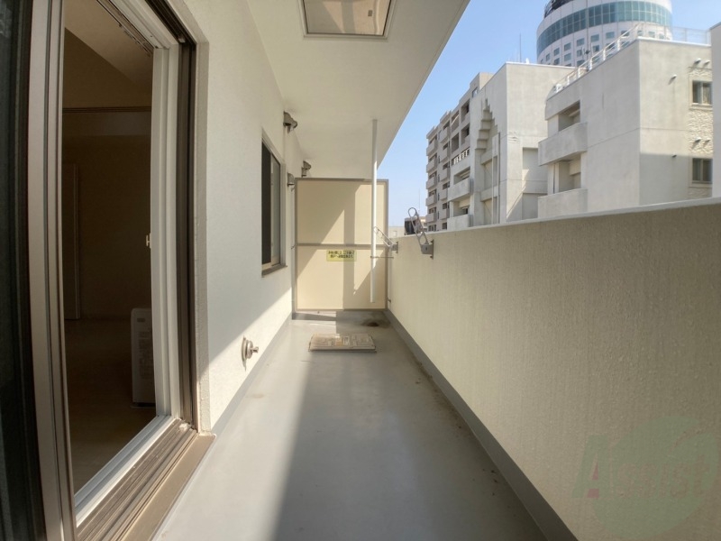 バルコニー　バルコニーは幅があり、広い印象を受けました。