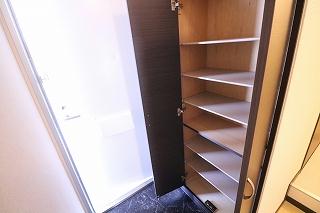 玄関　同タイプの物件写真となります。