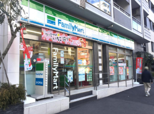 コンビニ　ファミリーマート市谷柳町店（コンビニ）まで330m