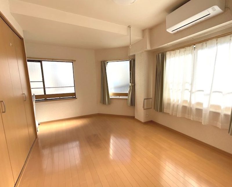 その他部屋・スペース　落ち着いた色調の寝室です