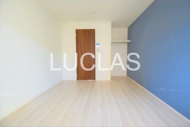 居室・リビング　落ち着いた色味の床材がくつろぎ空間を演出♪