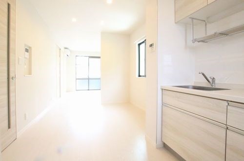 居室・リビング　LDK12.7帖　エアコン、掃き出し窓にシャッター付き