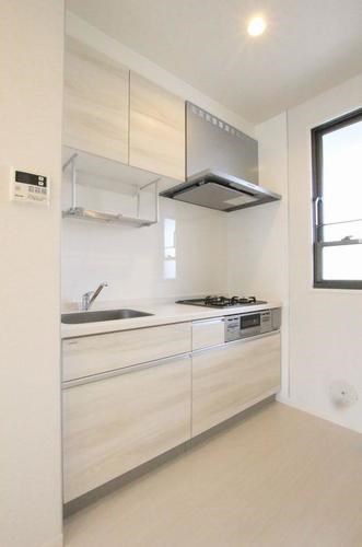 キッチン　3口ガスコンロ＋グリル、換気窓付き