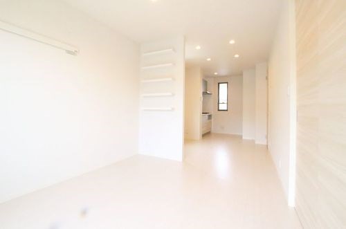 その他　LDK12.7帖の柱に棚付き