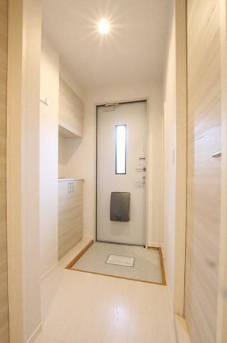 玄関　上下セパレート型下駄箱付き