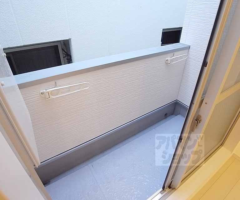 バルコニー　南向きですが、建物有り。