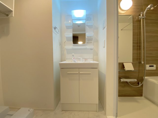 洗面設備　朝の支度にも助かる、独立の洗髪洗面化粧台