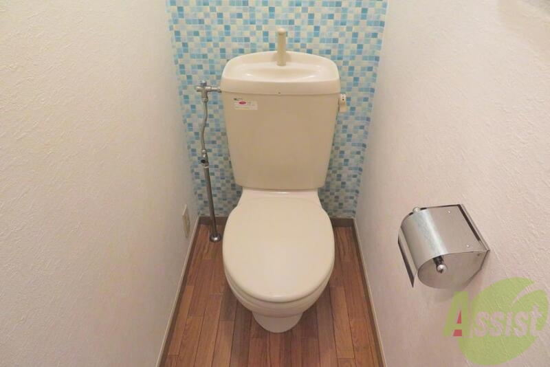 トイレ　青のタイルでおしゃれですね。