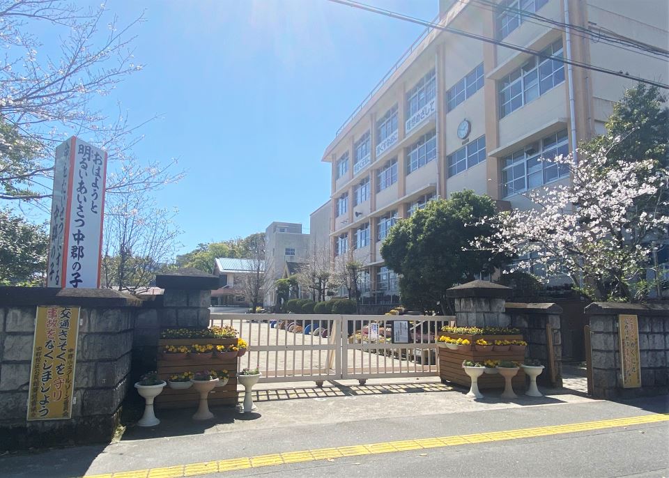 小学校　中郡小学校（小学校）まで380m