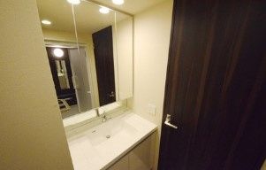 洗面設備　明るい洗面所です