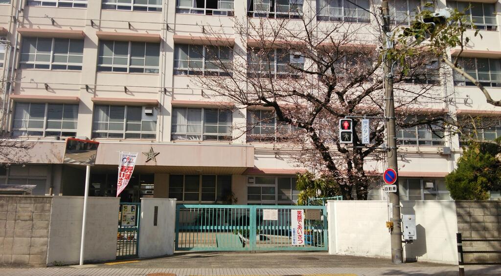 小学校　堺市立五箇荘小学校（小学校）まで623m