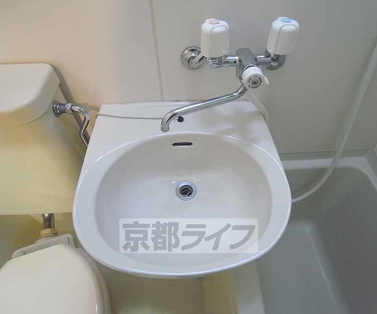 洗面設備　ユニットの中に洗面台あります。