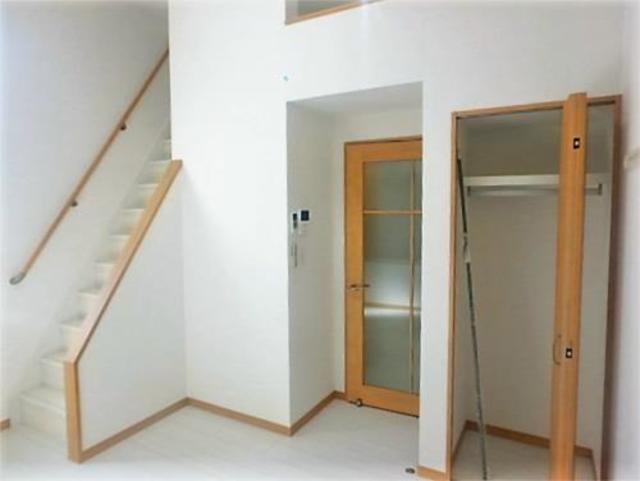 居室・リビング　同建物の別号室のお写真です。