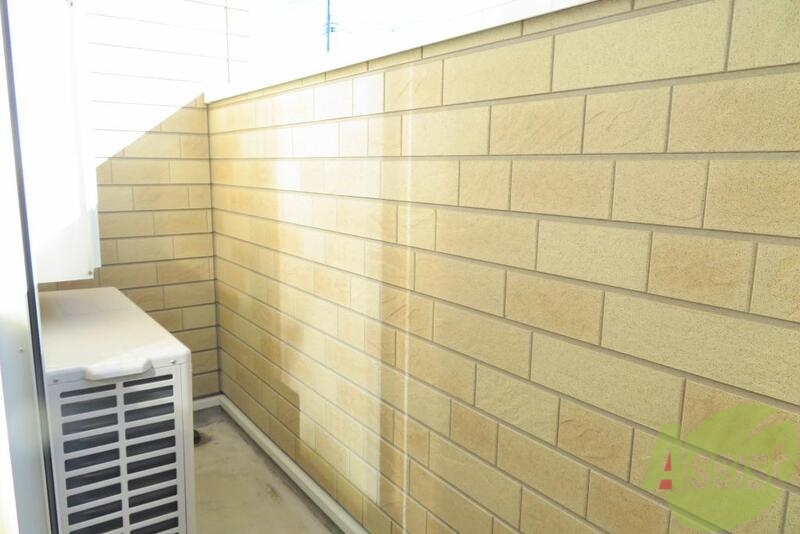 バルコニー　バルコニーは南向きでお洗濯もはかどりそうです