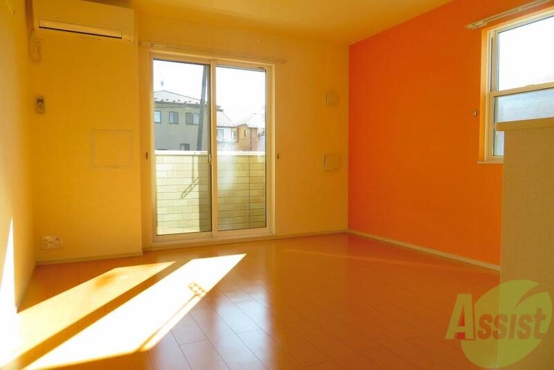 居室・リビング　夕方はこんな感じで陽当たり良好の２面採光のリビング