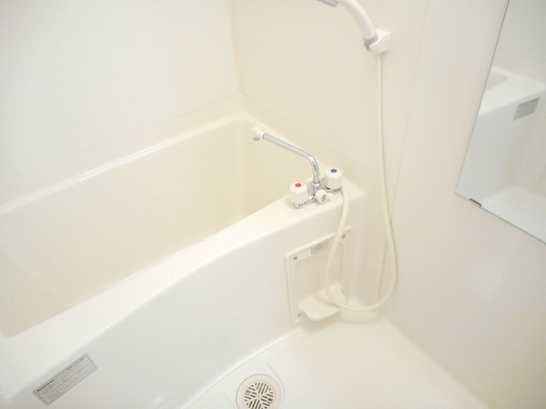 バス・シャワールーム　キレイにリフォームされています！