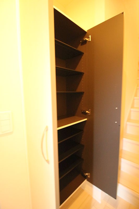 玄関　写真は同施工会社の類似物件のものです。