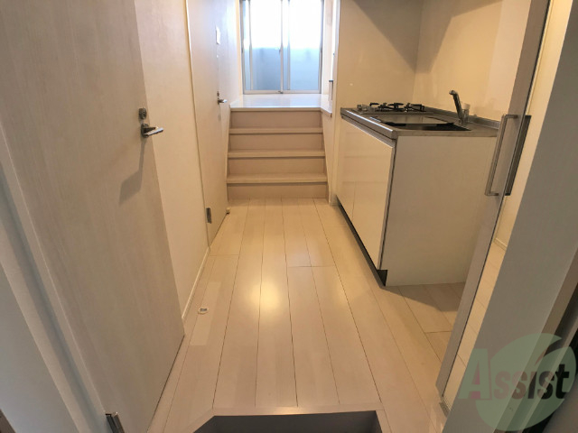 玄関　玄関からの目線です。光が差し込む素敵なお部屋ですよ。