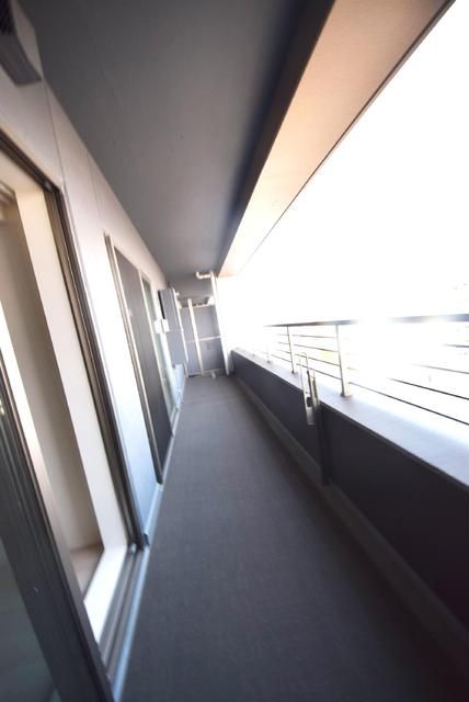 バルコニー　★　幅広のバルコニーでお布団もらくらく干せます　★