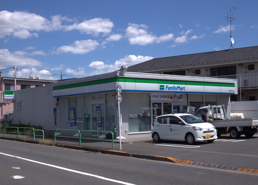 コンビニ　ファミリーマート（コンビニ）まで649m