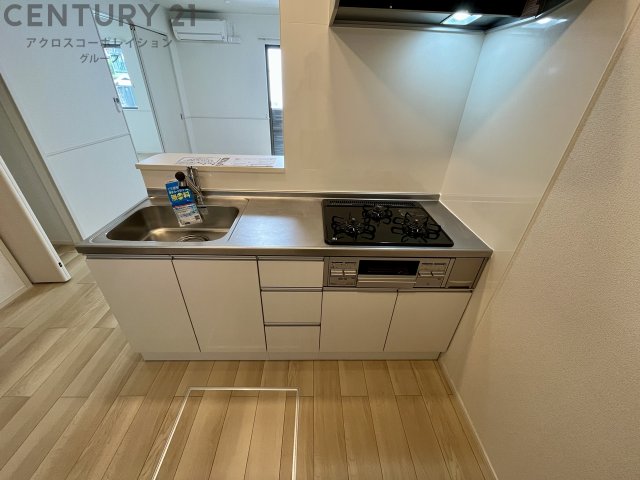 キッチン　３口ガスコンロ付きの対面式キッチン♪