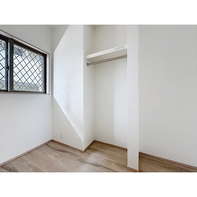 収納　オープンスタイルのクローゼット