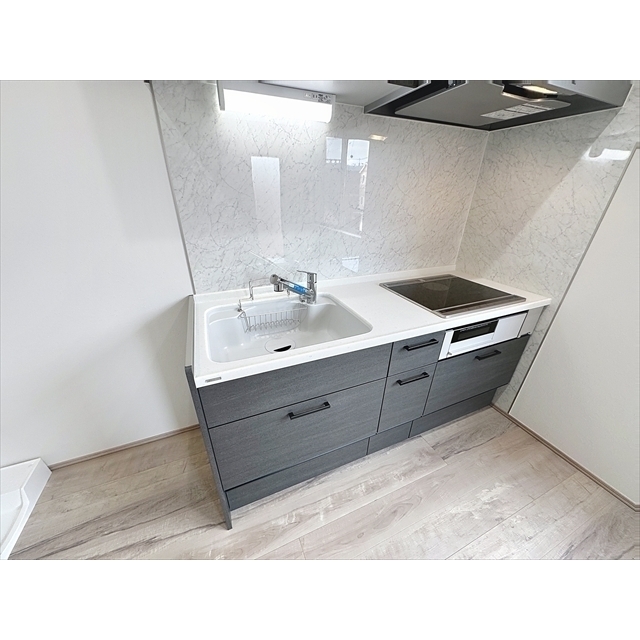 キッチン　３口のＩＨ対応のシステムキッチンです