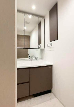 洗面設備　使いやすい独立洗面台です