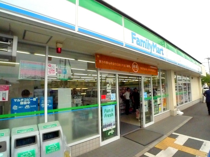 コンビニ　ファミリーマート（コンビニ）まで455m
